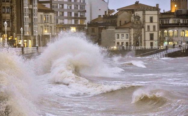 Dos nuevos frentes activan la alerta por viento y oleaje en Asturias
