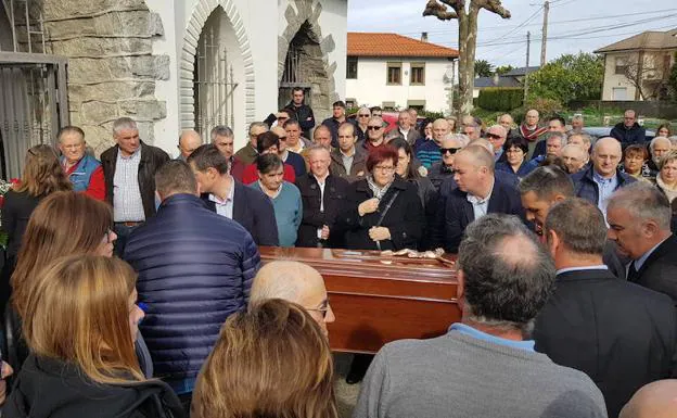 Emotivo adiós en Valdés al concejal Balbino Suárez Cortina