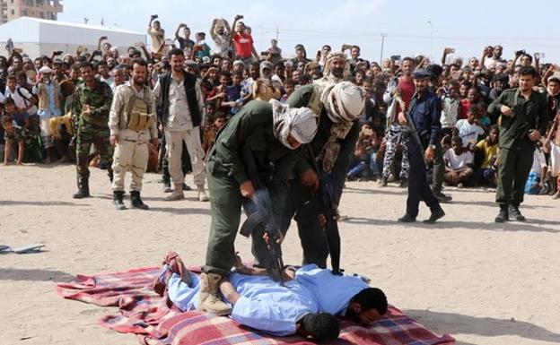 Disparan en público a dos pedófilos por violar y asesinar a un niño en Yemen