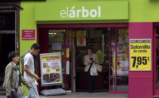 Dia cerró doce de los 103 supermercados que compró a El Árbol en Asturias