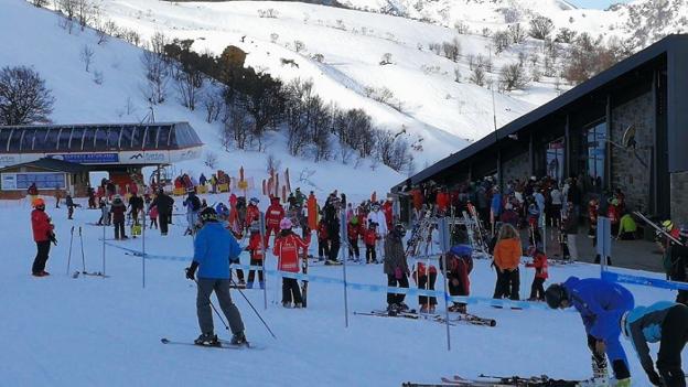 Notable afluencia de esquiadores en las estaciones asturianas