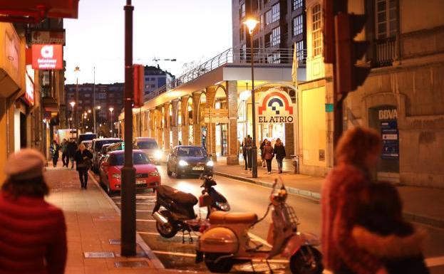 Un vehículo causa alarma entre los peatones en el centro de Avilés