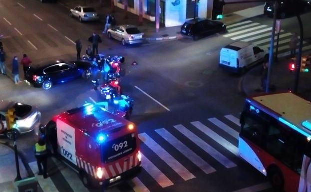 Un motorista herido en una colisión en la avenida de Pablo Iglesias de Gijón