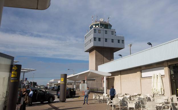 «El aeropuerto de Asturias está condenado a morir», advierte Foro