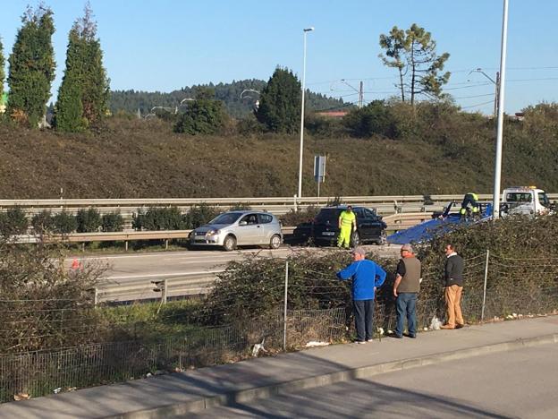 Un conductor kamikaze provoca una triple colisión en la autovía en Trasona
