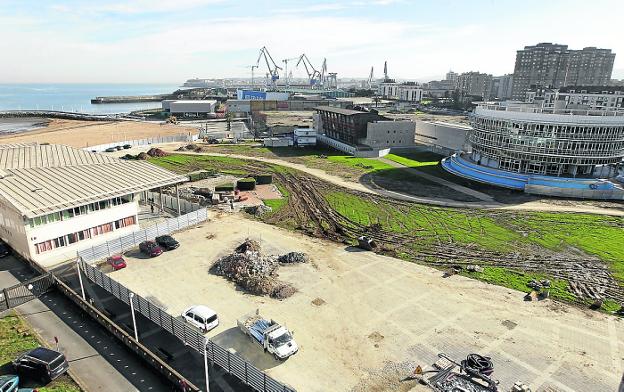 El Santa Olaya, cercado por la obra del depósito de El Arbeyal y la urbanización de Solvia