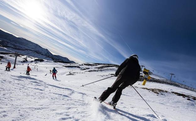 El buen tiempo anima las estaciones de esquí asturianas