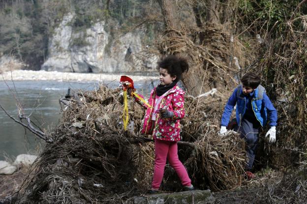 Una «tonelada» de basura a orillas del Nalón