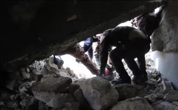 Rescate in extremis a dos cachorros sepultados tras un bombardeo en Siria