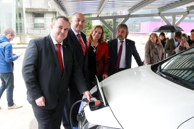 Mieres estrena la primera estación autónoma para la recarga de coches eléctricos