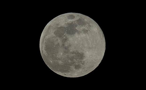 La noche de la 'luna de nieve', la más brillante en siete años
