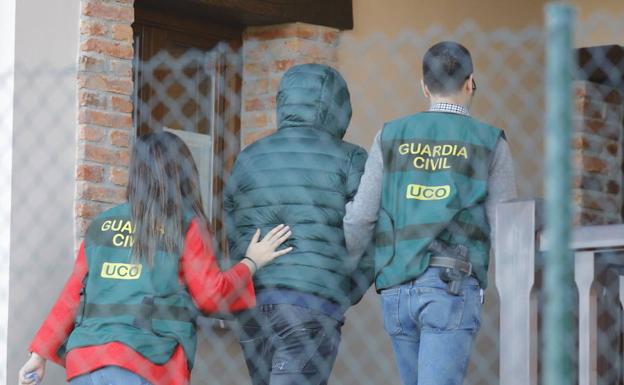 La Guardia Civil ata todos los cabos para presentar a los tres detenidos ante la jueza por el asesinato del concejal Javier Ardines