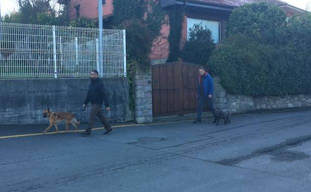 Dos agentes caninos inspeccionan los vehículos de los detenidos por el asesinato del concejal de Llanes Javier Ardines
