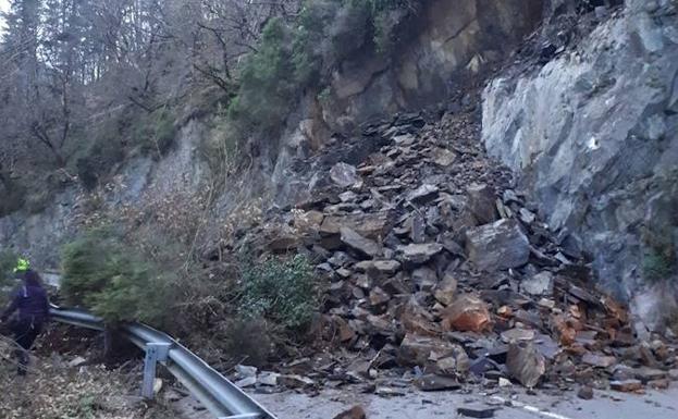 Un argayo corta por completo la As-29 entre Cangas del Narcea e Ibias