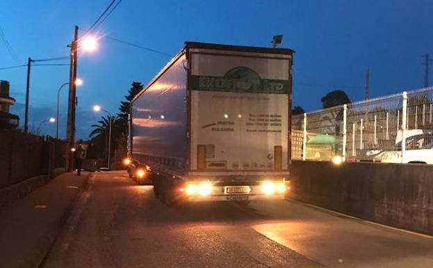 El atasco de un camión de grandes dimensiones retrasa el paso al juzgado de los detenidos