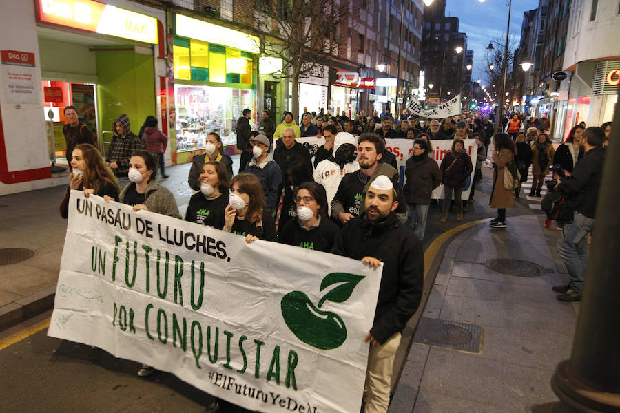 Decenas de personas se manifiestan en La Calzada (Gijón) para exigir mejoras para el barrio