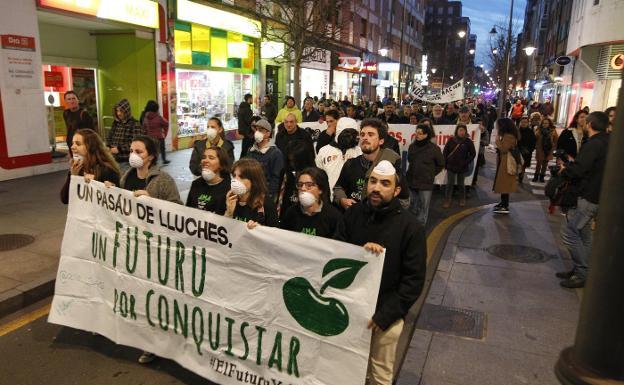 500 personas se manifiestan por el empleo y contra la contaminación