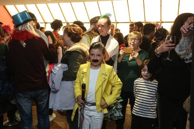 Las peñas y los Reyes del Goxu y la Faba calientan el Antroxu