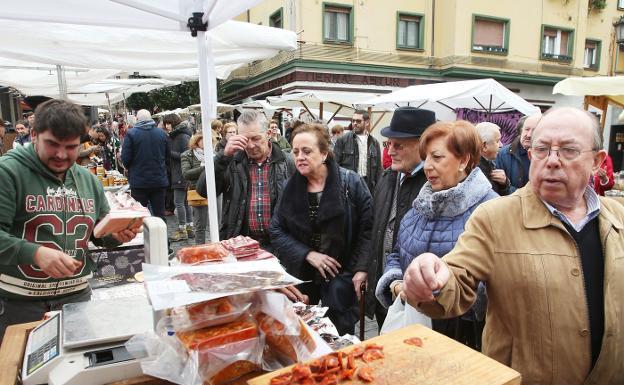 El alcalde tilda de «esperpento» que el PP pida su dimisión por apoyar el mercado