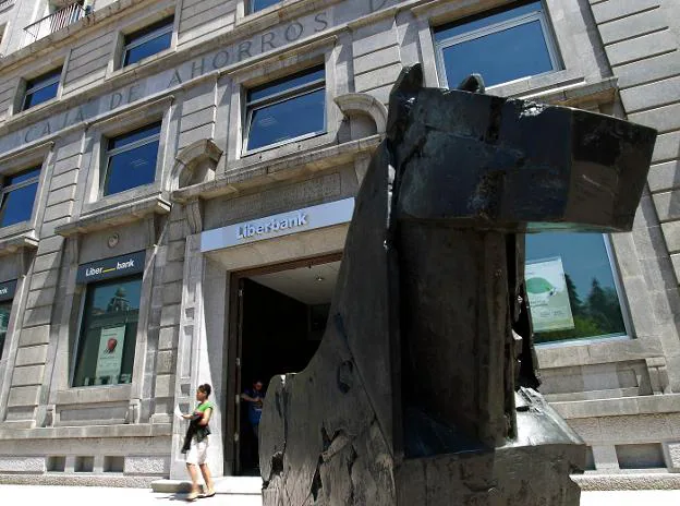 La sede de Liberbank, en la plaza de la Escandalera, en Oviedo. / P. LORENZANA