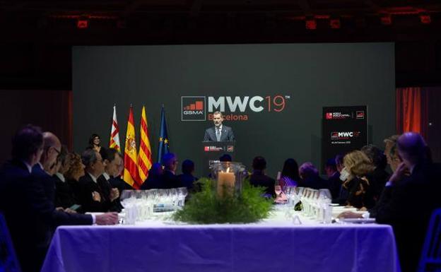 El Rey, ante Torra en la cena del Mobile: «España es una democracia plena y con instituciones sólidas»