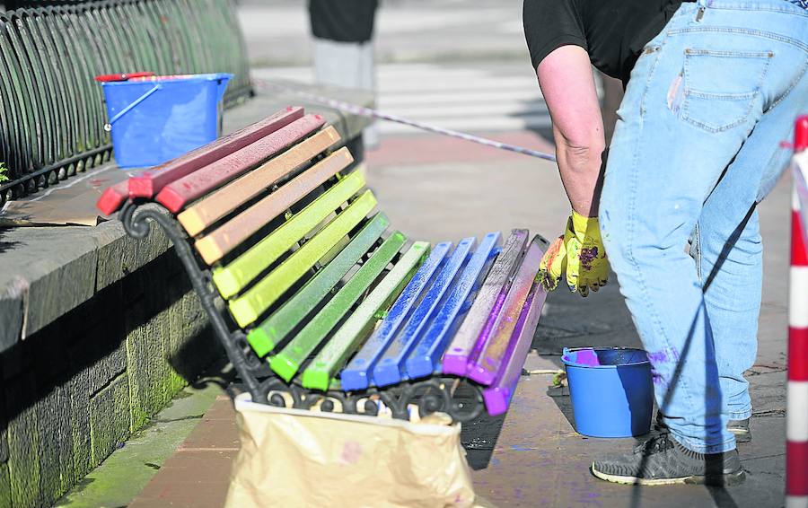 El Ayuntamiento de Oviedo vuelve a pintar los bancos de arcoiris en respuesta a la queja de un vecino