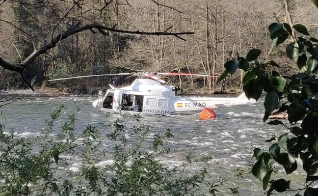 Un helicóptero cae al río cuando apagaba un incendio en Belmonte de Miranda