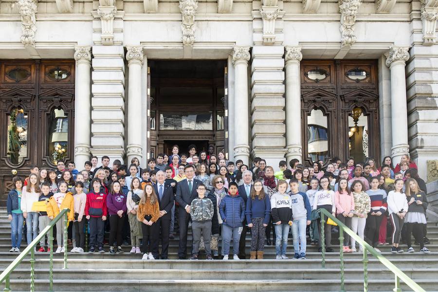 Los escolares se sientan en la Junta General