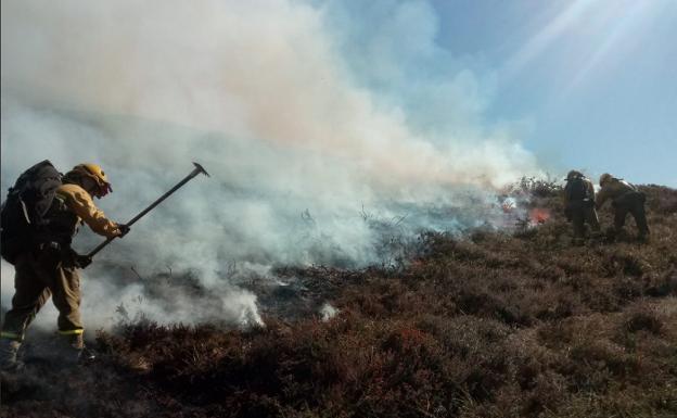 Asturias registra una decena de fuegos forestales en una jornada de alto riesgo