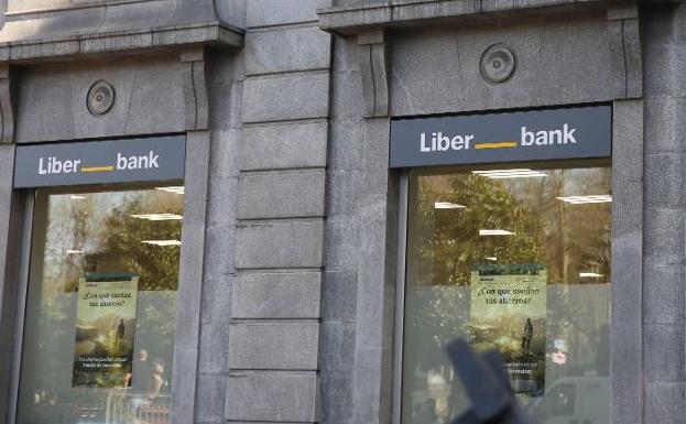 La fusión de Liberbank con Unicaja toma fuerza tras la renuncia de Abanca a lanzar una opa