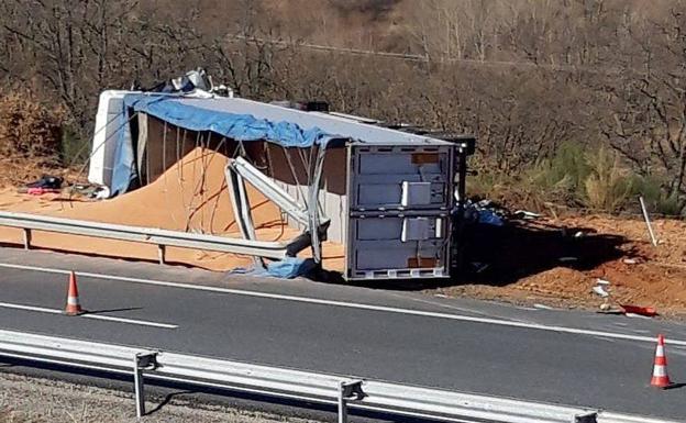 Cuatro heridos tras chocar un camión contra una furgoneta de mantenimiento de carreteras en la AP-66