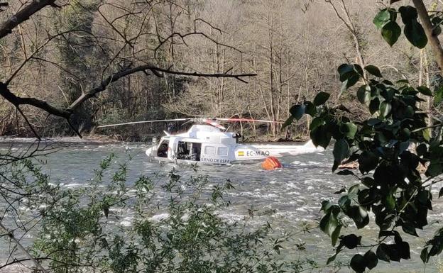 Cae al río Narcea el helicóptero que trabajaba en la extinción de un incendio en Belmonte