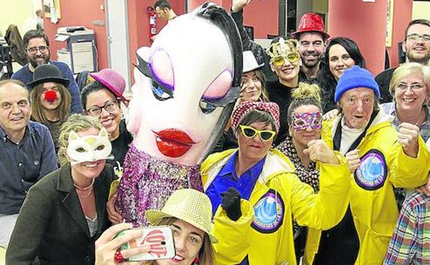 La Sardina del Antroxu de Gijón visita la redacción de El Comercio