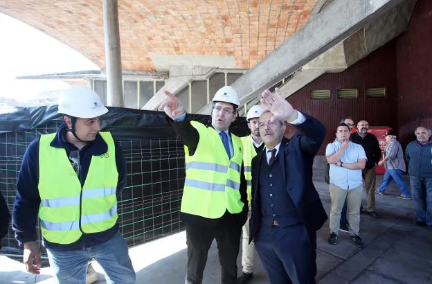 El alcalde, con técnicos, durante su visita a las obras del Palacio de los Deportes. /  A. PIÑA