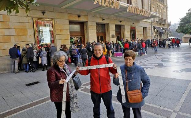 Carnaval en Gijón: Los fans hacen noche por una entrada para el Concurso de charangas del antroxu