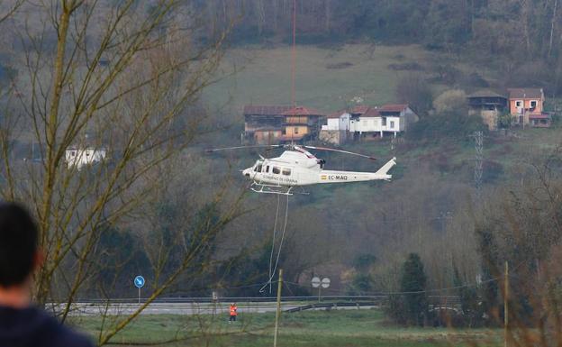 Recuperan el helicóptero que cayó al río en Belmonte