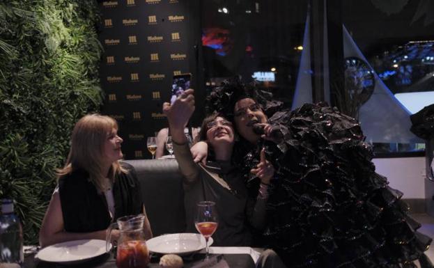 Noche de comadres con acento rumano en Gijón