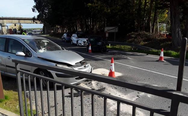 Un herido grave en una colisión entre dos vehículos en Vegadeo