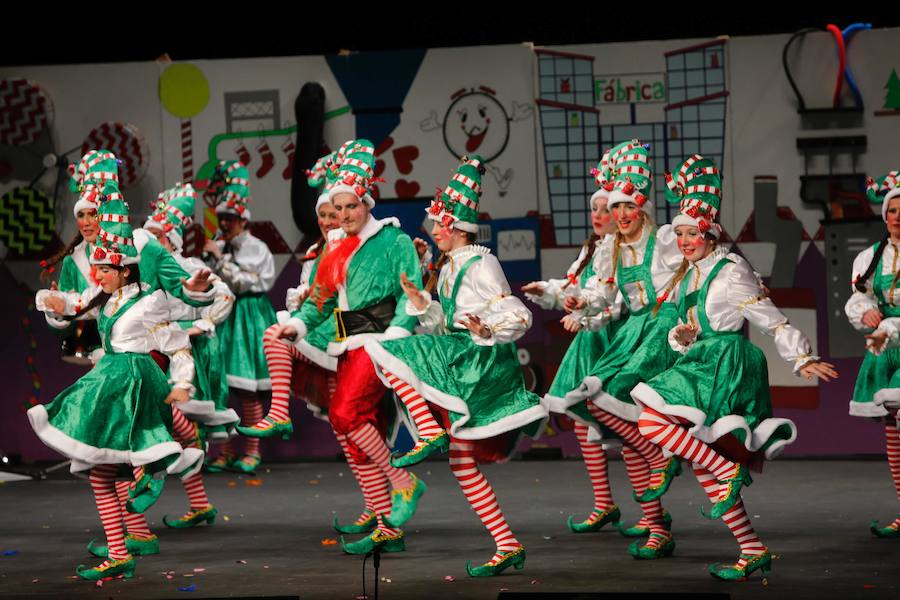 Charangas que 'sacan' los colores en el Antroxu de Gijón