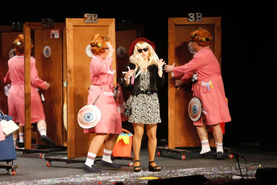 El concurso de charangas de Gijón abarrota el Jovellanos