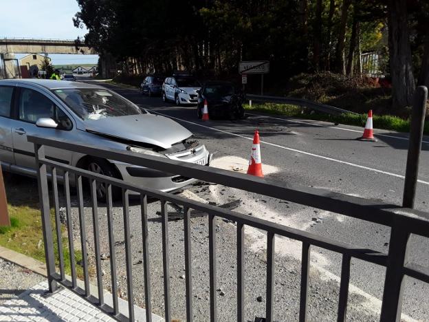 Un herido grave tras chocar dos coches en la entrada de Vegadeo