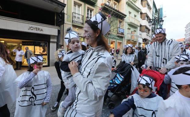 Carnaval en Avilés: Fusión musical en el desfile de escolinos