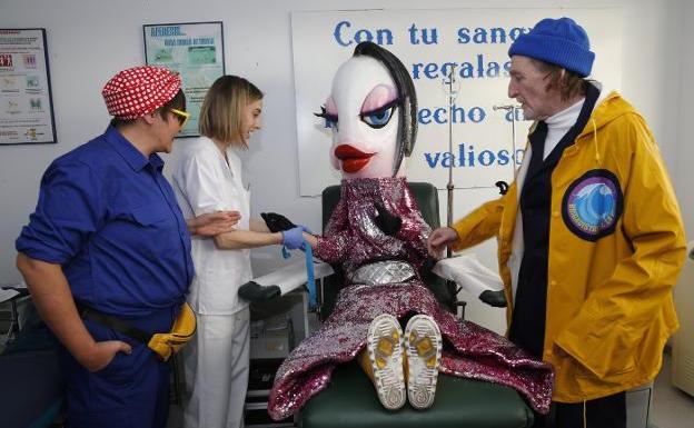 Carnaval en Gijón: «La sangre de sardina es cien por cien positiva y, además, tiene omega 3»