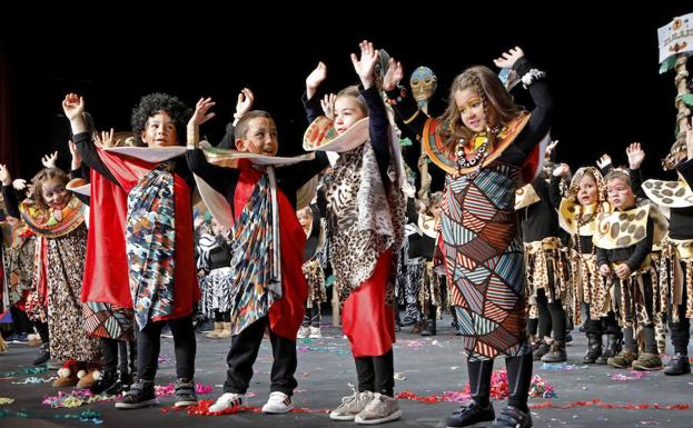 El desfile infantil del Antroxu de Gijón celebra su XXV aniversario en plena forma