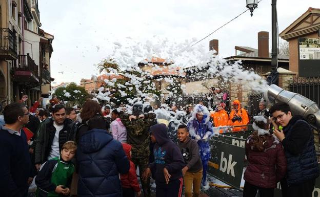 La espuma llenó por Galiana en la cita más multitudinaria del carnaval de Avilés