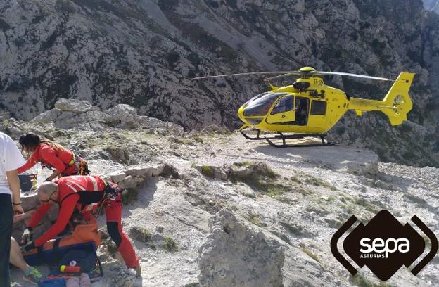 Evacuada de la ruta del Cares una senderista con una pierna rota
