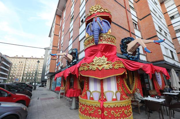 Cañas y copas a ritmo de pop, rock y punk en el Antroxu de Avilés