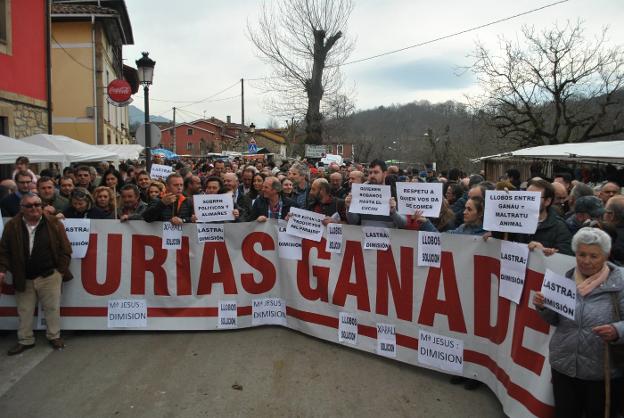 Los ganaderos asturianos reclaman en Corao un cambio en la Ley de Caza