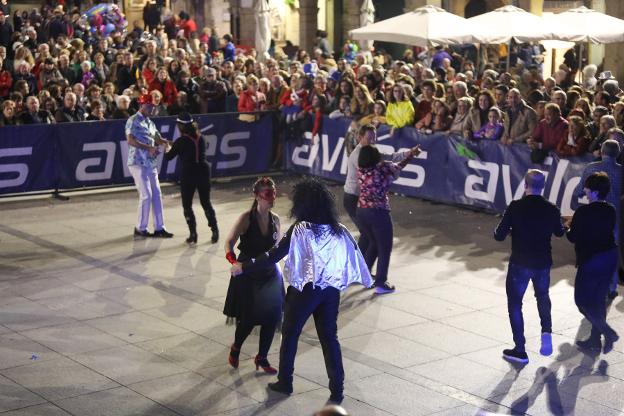 Más ritmo que disfraces en la primera cita de 'Una tarde de bailes'