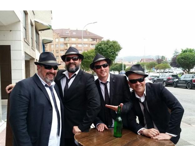 La banda Los Blues Probes dan la nota esta tarde en la plaza de Carlos Lobo